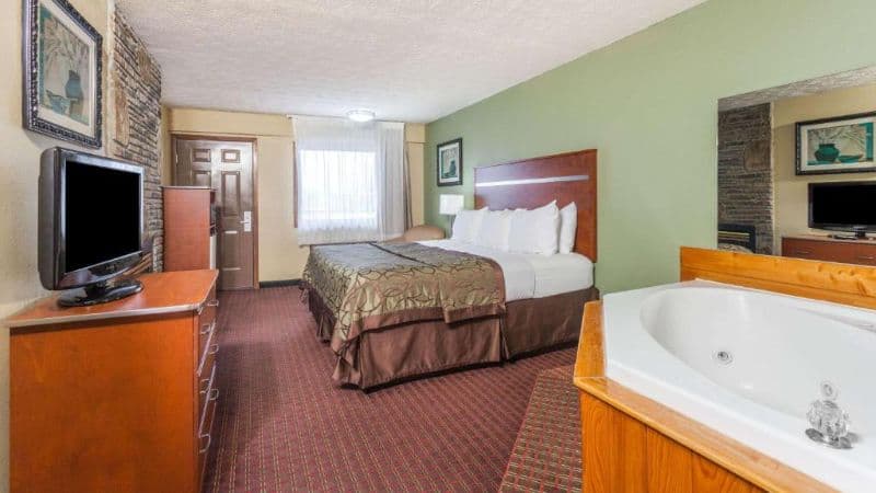 Baymont by Wyndham Pigeon Forge Jacuzzi room
