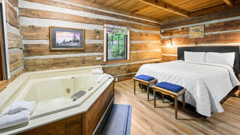 Carr’s Northside Cottages & Motel Jacuzzi room