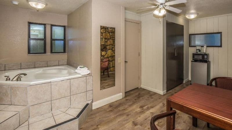 Chalet Inn Jacuzzi room