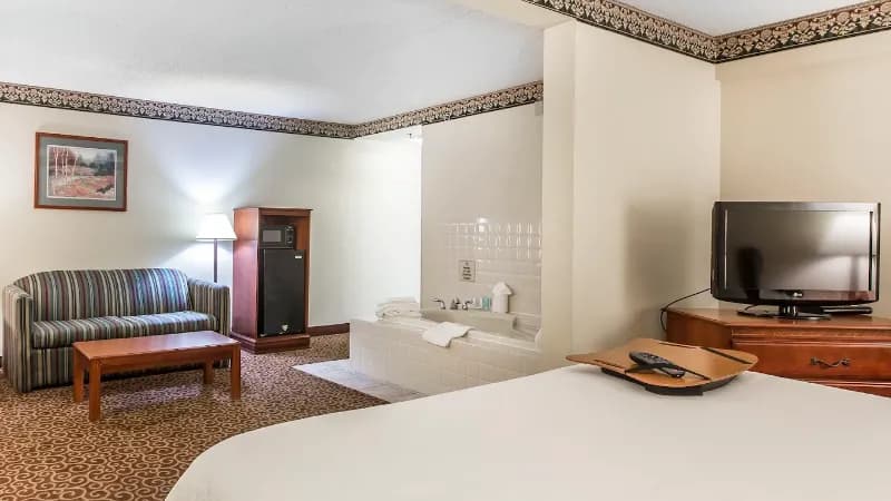 Clarion Inn near Lookout Mountain Jacuzzi room