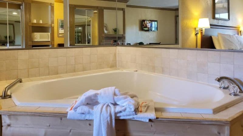Colonial House Motel Jacuzzi room