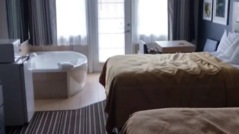 Country Inn & Suites by Radisson, Pigeon Forge South, TN Jacuzzi room
