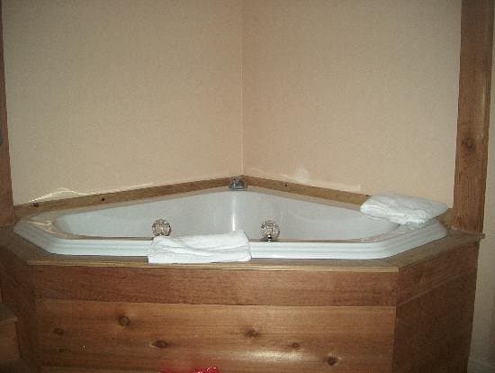 Edgewater Hotel & Conference Center Jacuzzi room