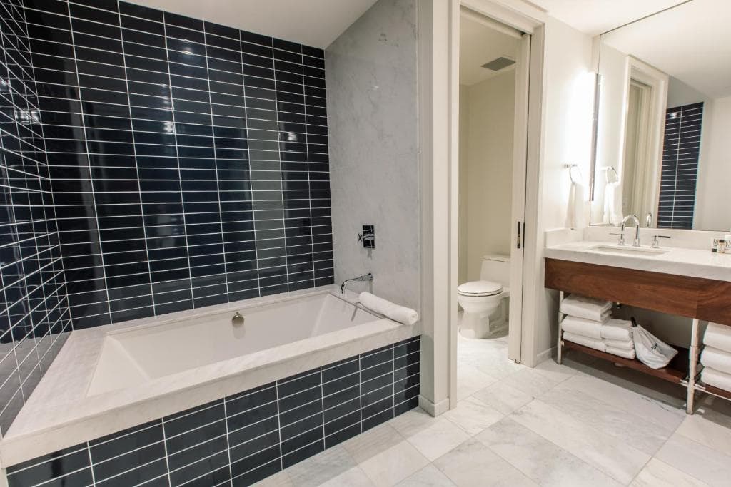 Fairlane Hotel Nashville, by Oliver Jacuzzi room