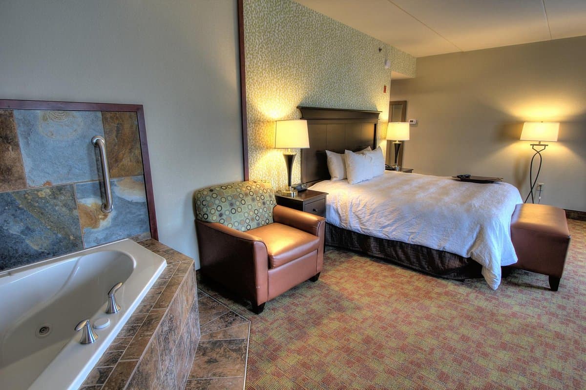 Hampton Inn Pigeon Forge Jacuzzi room