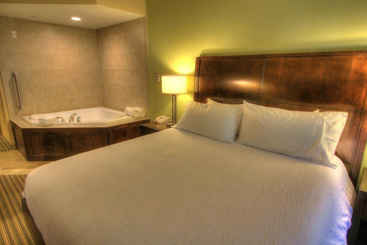 Hilton Garden Inn Gatlinburg Jacuzzi room