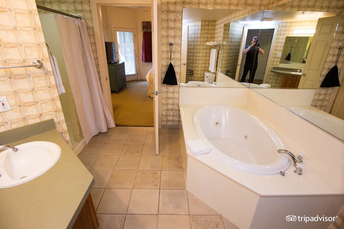 Hilton Vacation Club Bent Creek Golf Village Gatlinburg Jacuzzi room