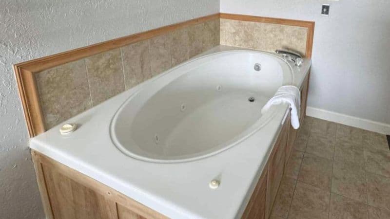 Mountain Aire Inn Jacuzzi room