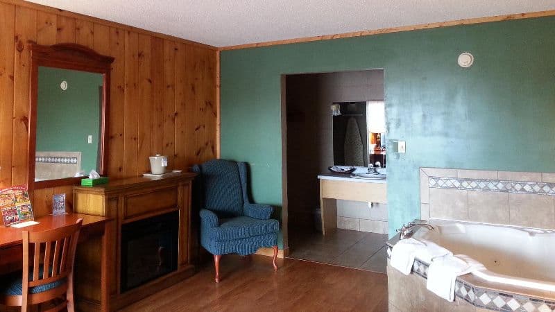 Mountain Breeze Motel Jacuzzi room