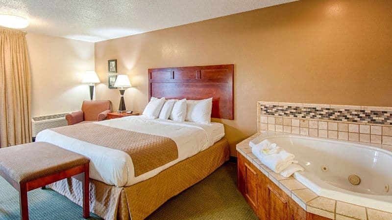Park Tower Inn Pigeon Forge Jacuzzi room