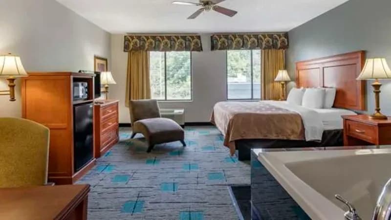 Quality Inn & Suites Chattanooga West near Lookout Mountain Jacuzzi room