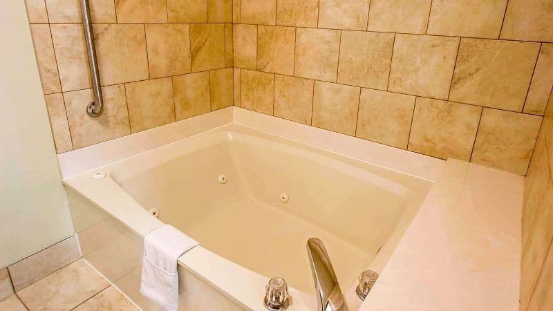 Quality Inn and Suites Dickson Jacuzzi room