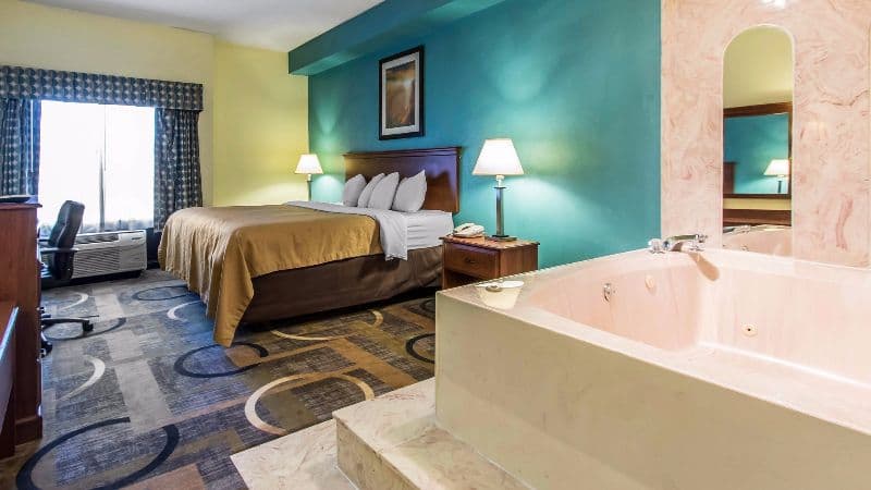 Quality Inn & Suites Memphis hotel photo 2
