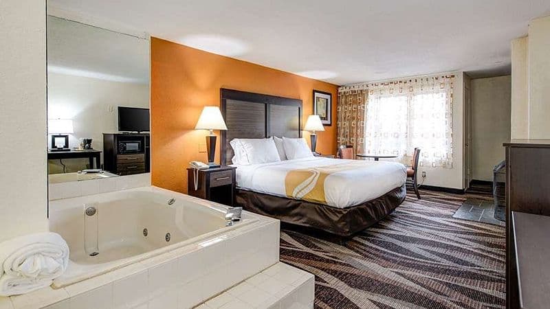Quality Inn Creekside – Downtown Gatlinburg Jacuzzi room