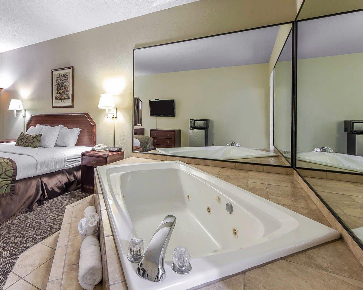 Quality Inn Downtown Jacuzzi room
