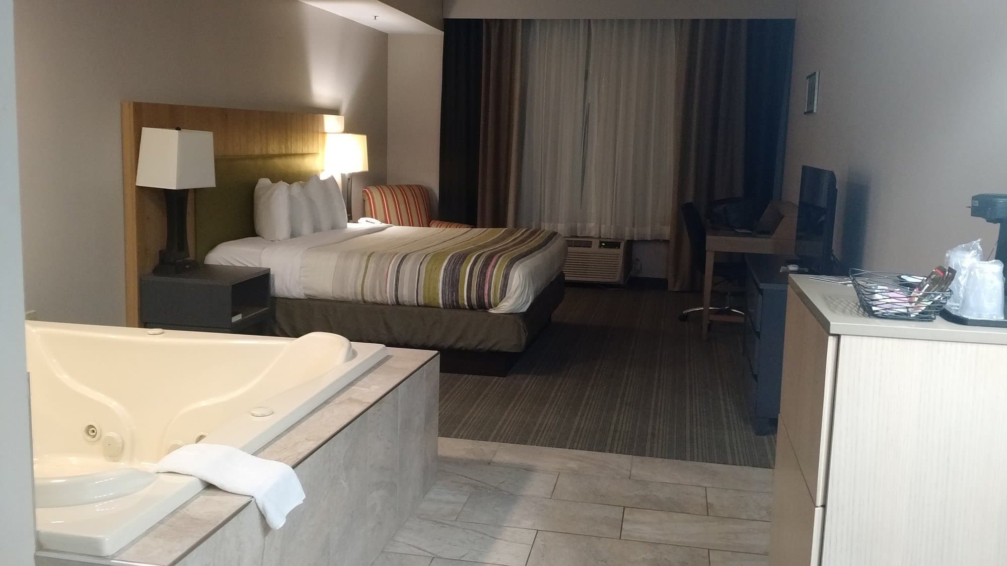 Radiant Inn And Suites Jacuzzi room