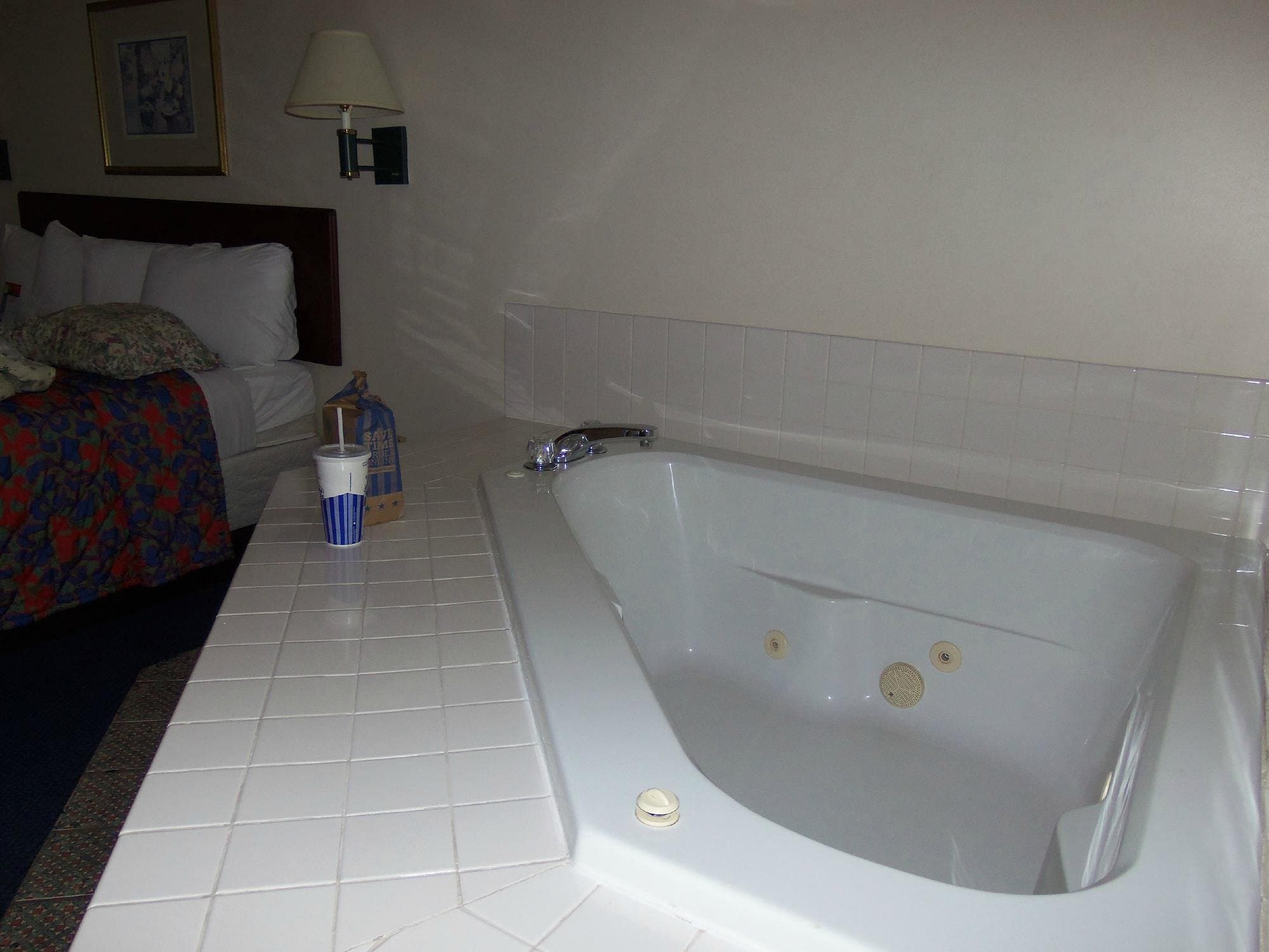 Red Roof Inn Murfreesboro Jacuzzi room