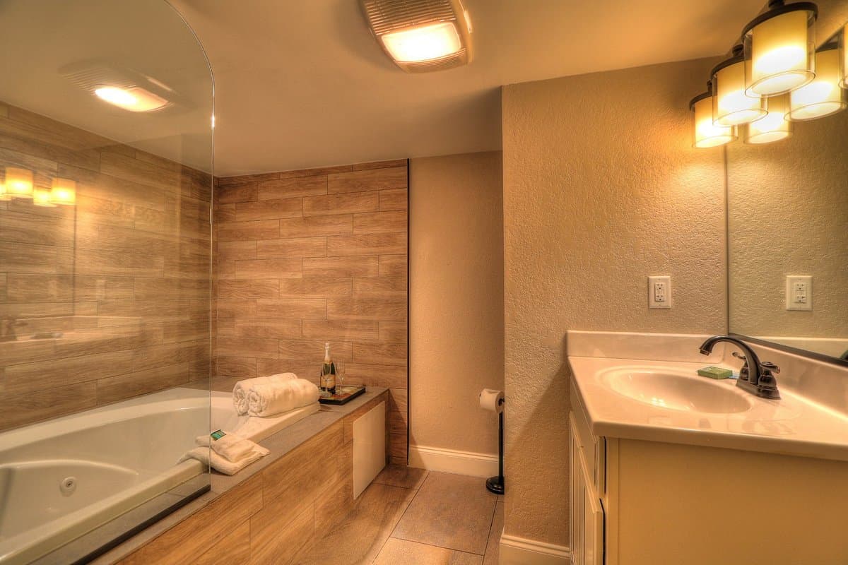 River Edge Inn Jacuzzi room