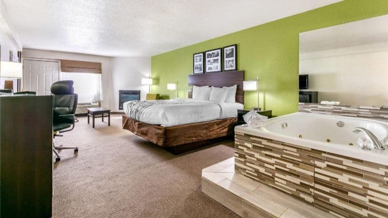 Sleep Inn & Suites Jacuzzi room