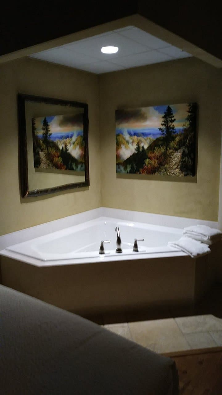 The Appy Lodge Jacuzzi room