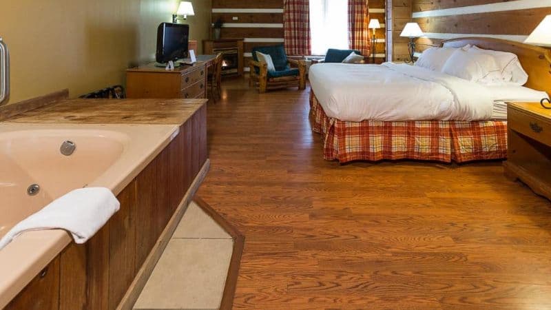 Timbers Lodge Pigeon Forge Jacuzzi room