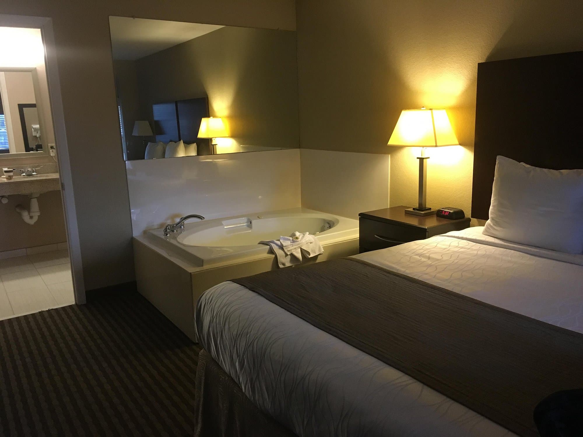Best Western Cedar Inn Jacuzzi room