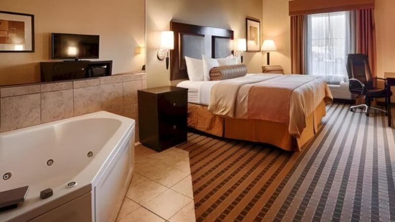 Best Western Plus Duncanville Dallas Jacuzzi room