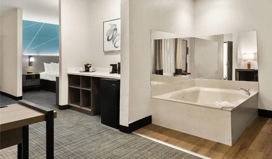 Comfort Suites North Fossil Creek Jacuzzi room