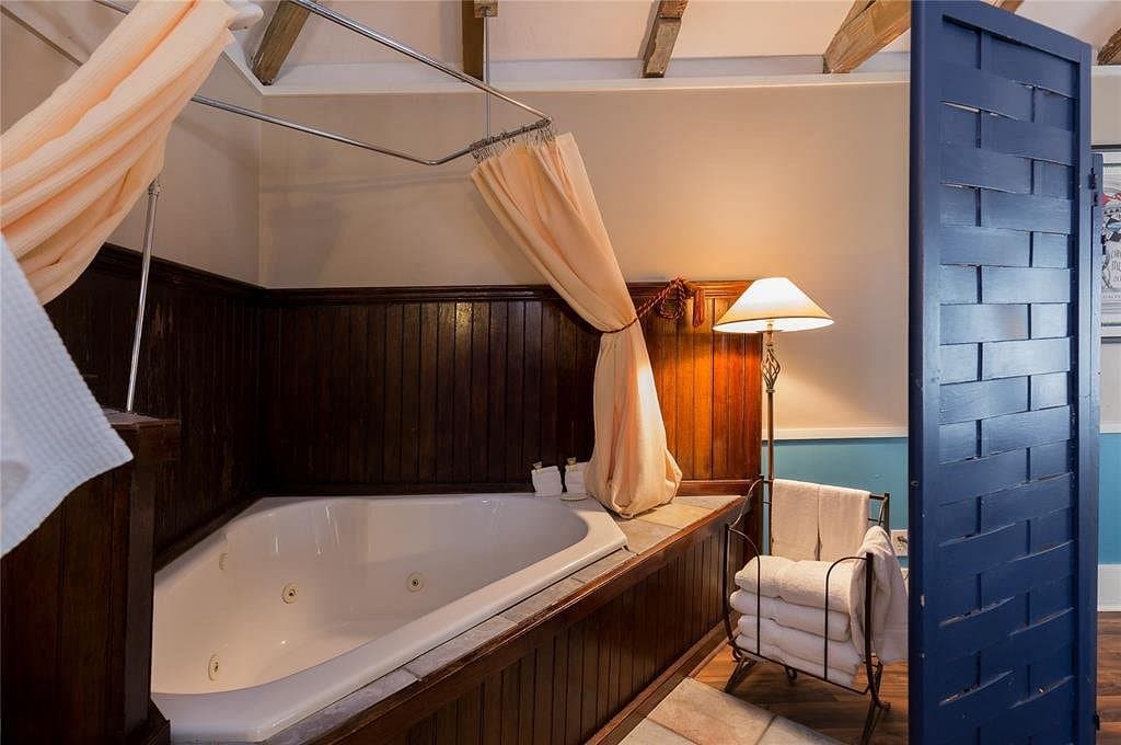 Coppersmith Inn Bed & Breakfast Jacuzzi room