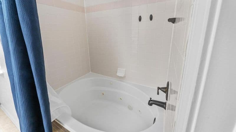Franklin Luxe Oasis Jacuzzi room