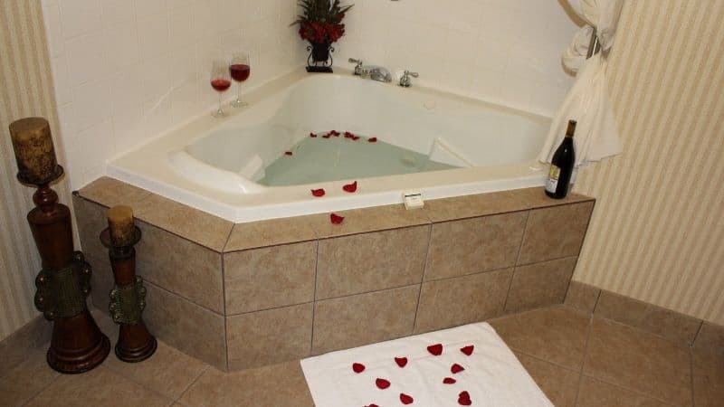 Inn on Baron’s Creek Jacuzzi room