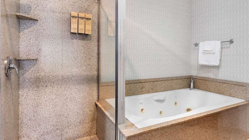 Best Western Plus Abbey Inn Jacuzzi room
