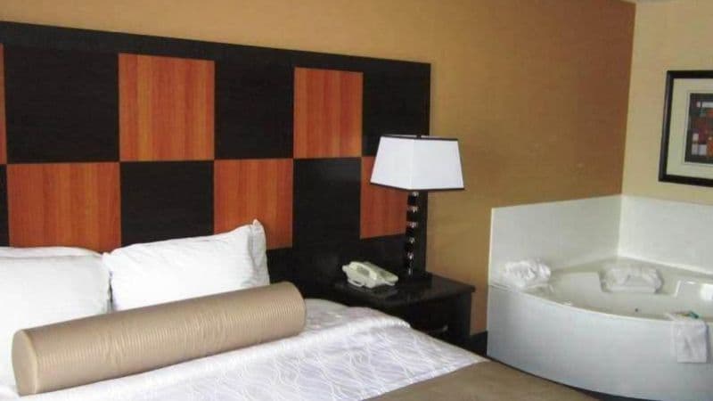 Best Western Plus Wendover Inn Jacuzzi room
