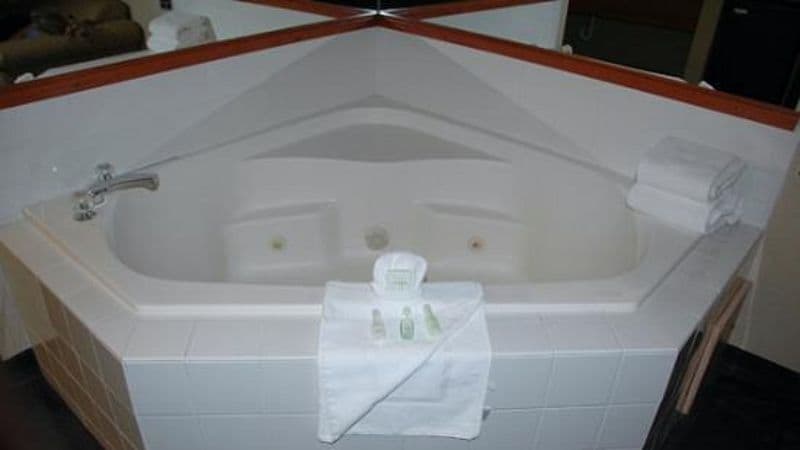 Comfort Suites Airport Jacuzzi room