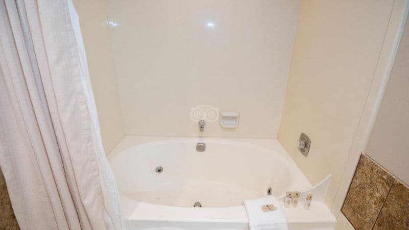 Shadow Ridge Jacuzzi room