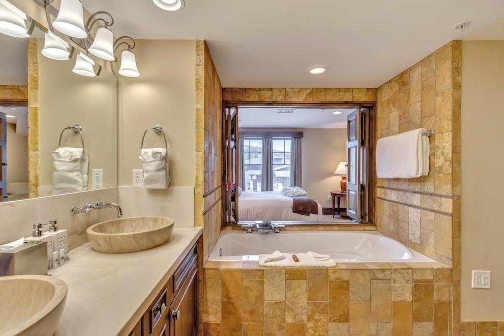 The Chateaux Deer Valley Jacuzzi room