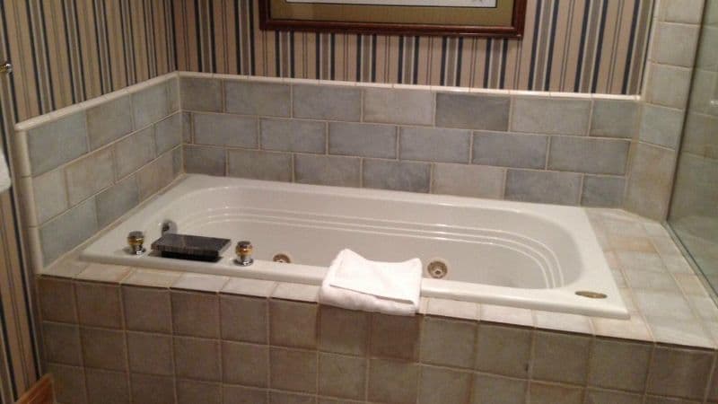 Trail’s End Lodge Jacuzzi room