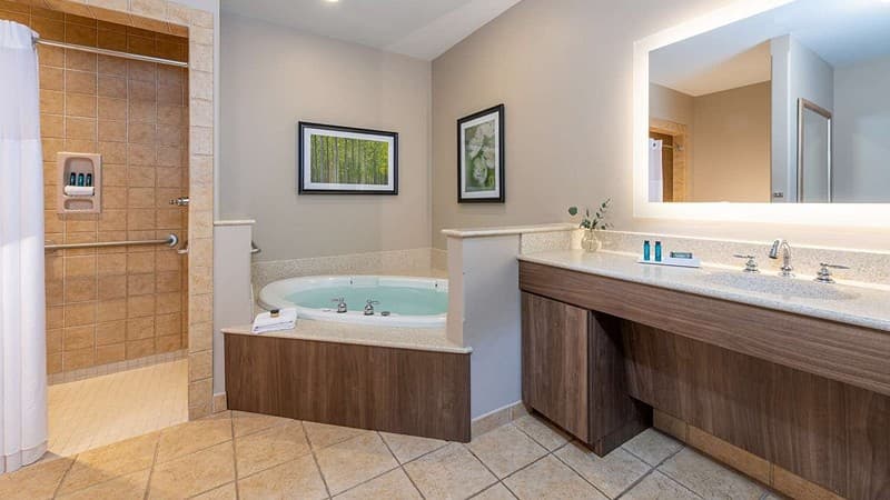 Best Western Plus Waterbury – Stowe Jacuzzi room