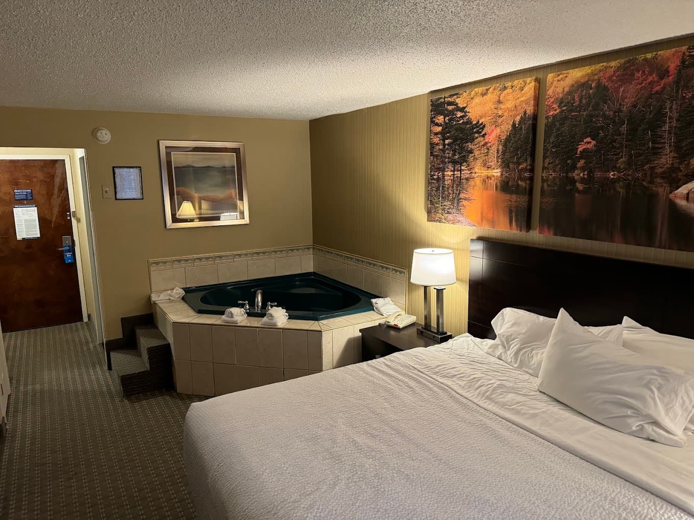 Days Inn by Wyndham Plattsburgh Jacuzzi room