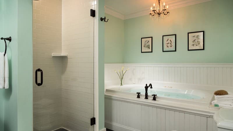 Four Chimneys Inn & Restaurant Jacuzzi room