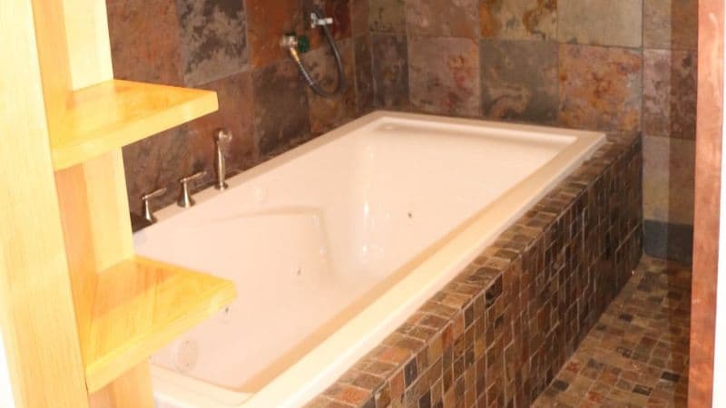 Lakeshore Vermont Jacuzzi room
