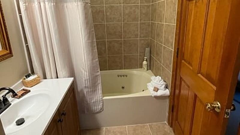 Snowed Inn Jacuzzi room