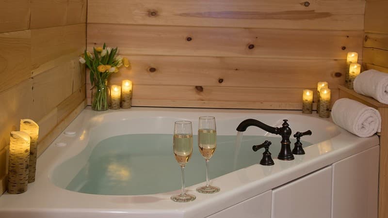 Sterling Ridge Resort Jacuzzi room