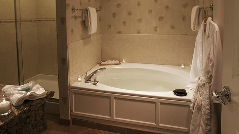 Stoweflake Mountain Resort & Spa Jacuzzi room