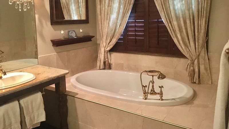 The Village Inn of Woodstock Jacuzzi room