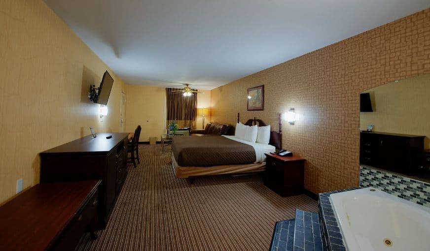 Brentwoodinn & Suites Jacuzzi room