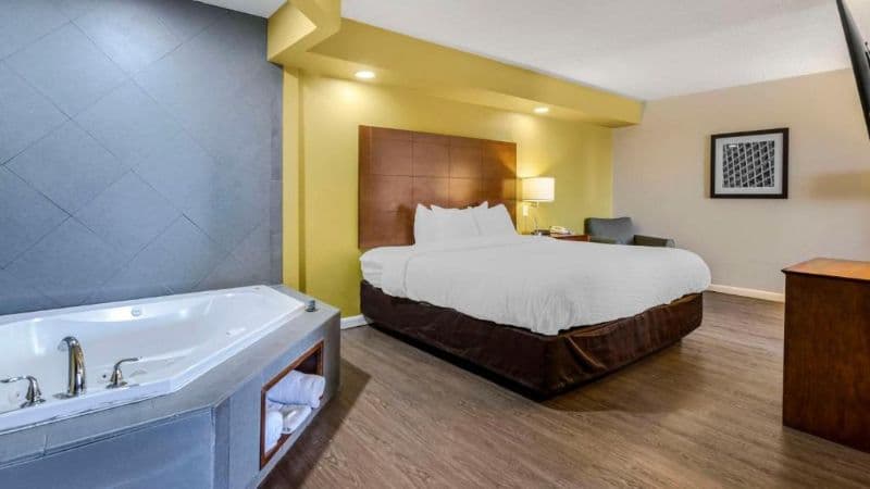 Clarion Pointe Staunton East Jacuzzi room