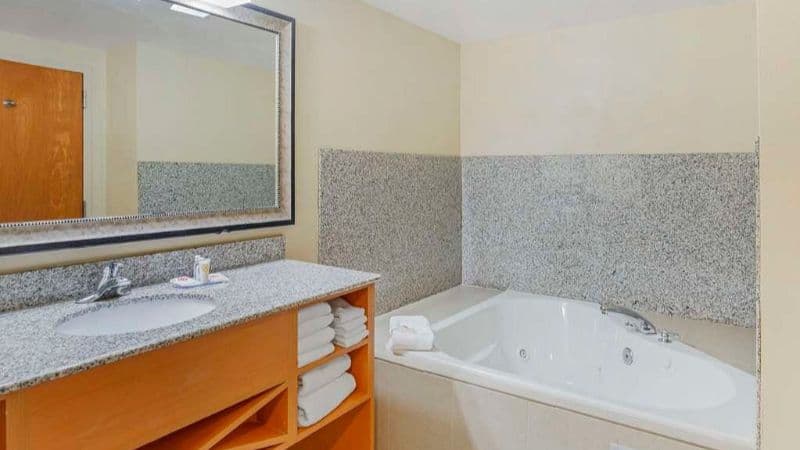 Comfort Suites At Virginia Center Commons Jacuzzi room