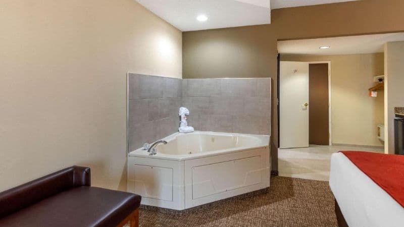 Comfort Suites Southpark Jacuzzi room