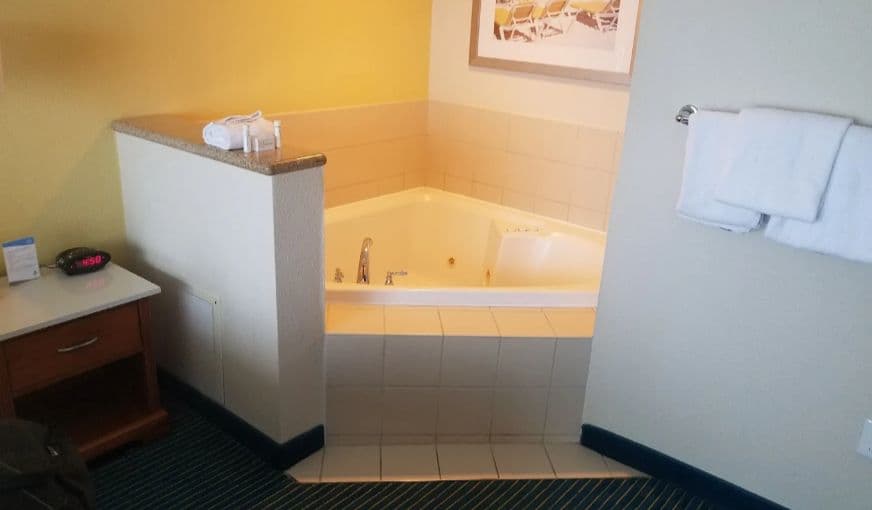 Fairfield Inn & Suites by Marriott Virginia Beach Oceanfront Jacuzzi room